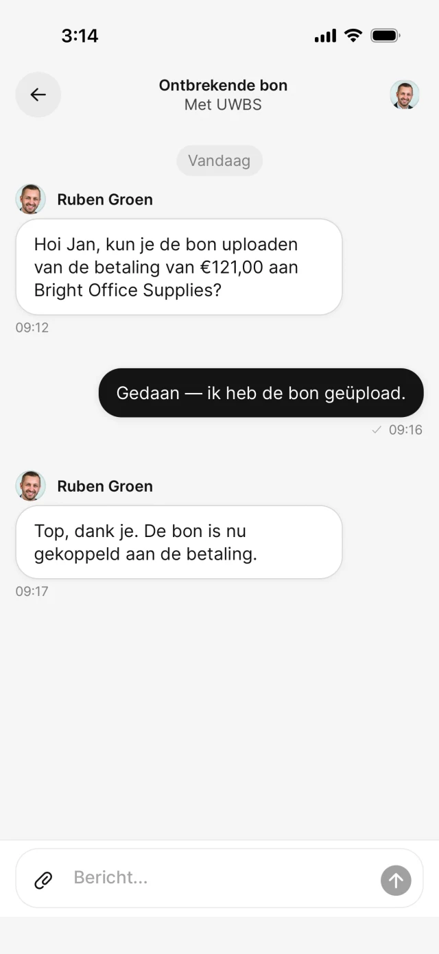 Chat waarin de accountant om een ontbrekend bonnetje vraagt en de klant het uploadt