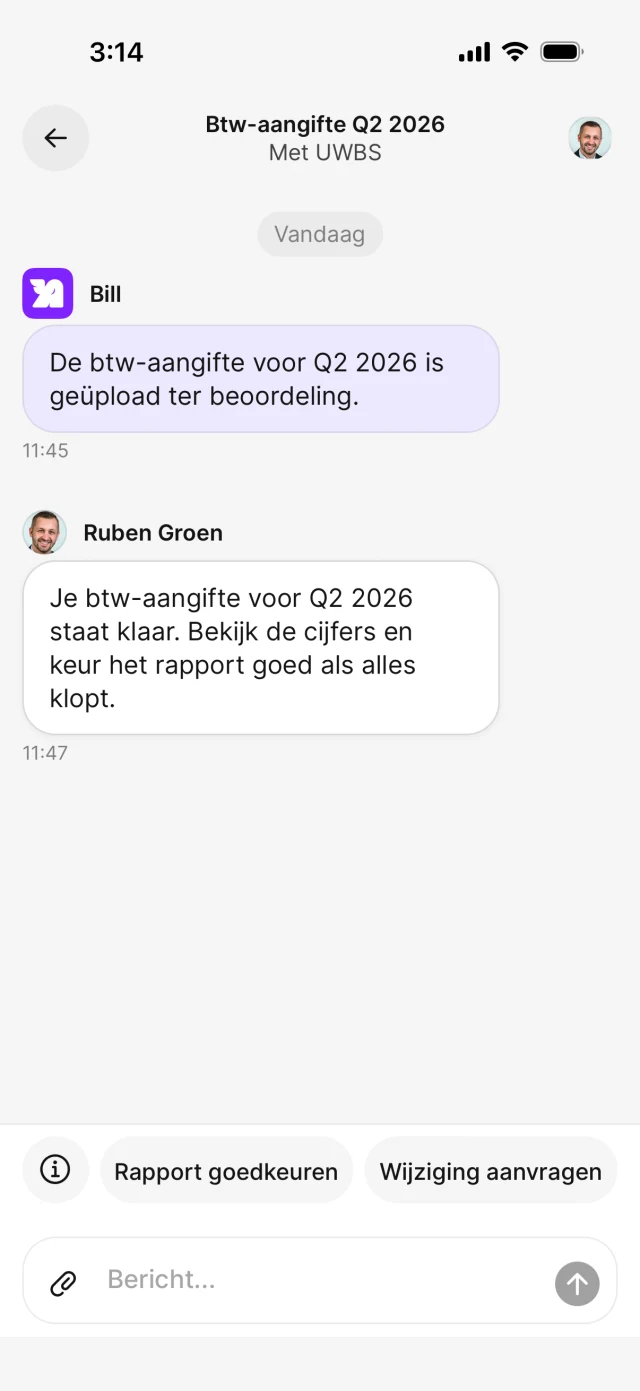 Chat met een btw-rapport klaar voor controle, inclusief de knoppen om het rapport goed te keuren