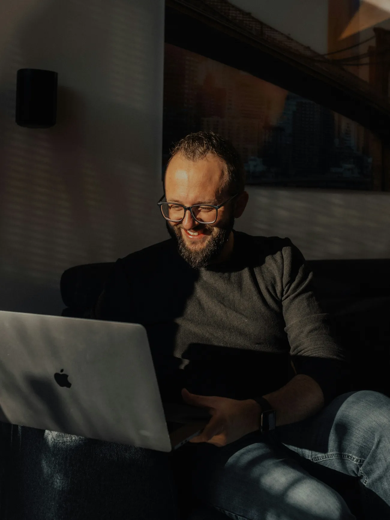 Een accountant die rustig achter een laptop werkt